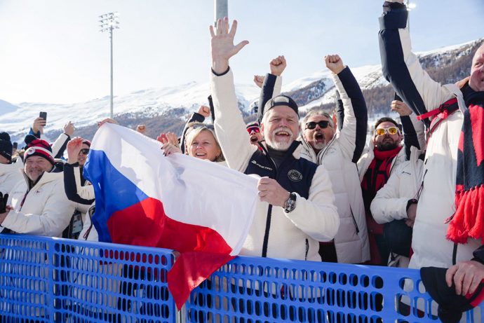 Petr Pavel s manželkou se radují z první zlaté medaile.