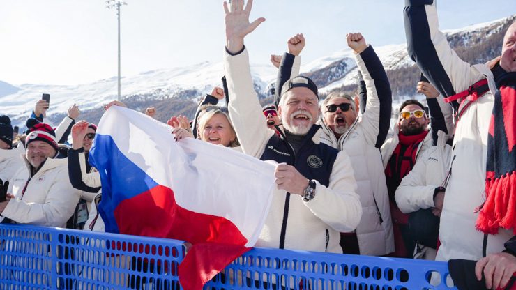 Český prezidentský pár v davu.