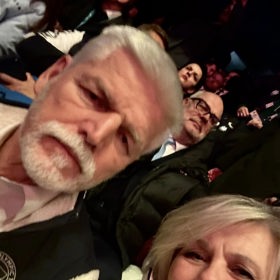 Petr Pavel se svou ženou Evou Pavlovou fandí Česku.