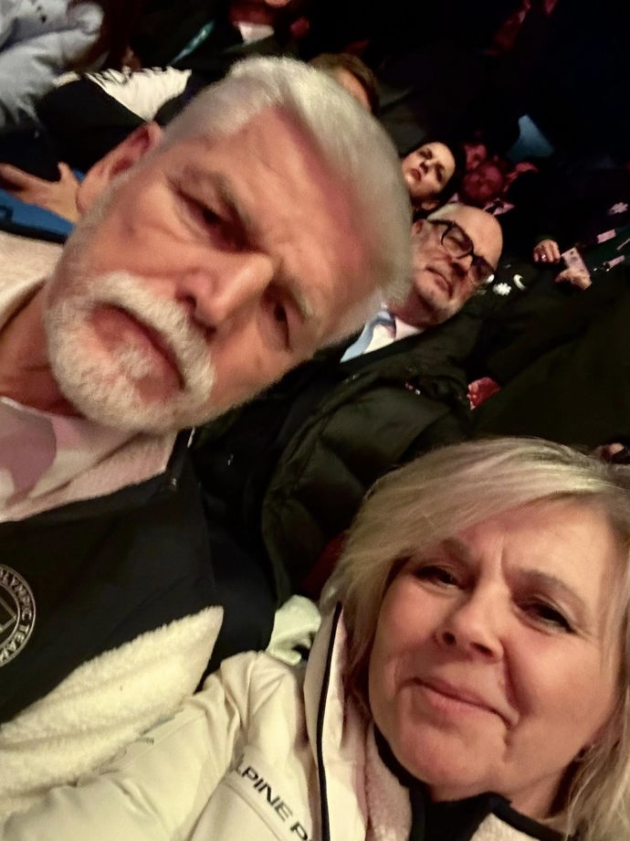 Petr Pavel se svou ženou Evou Pavlovou fandí Česku.