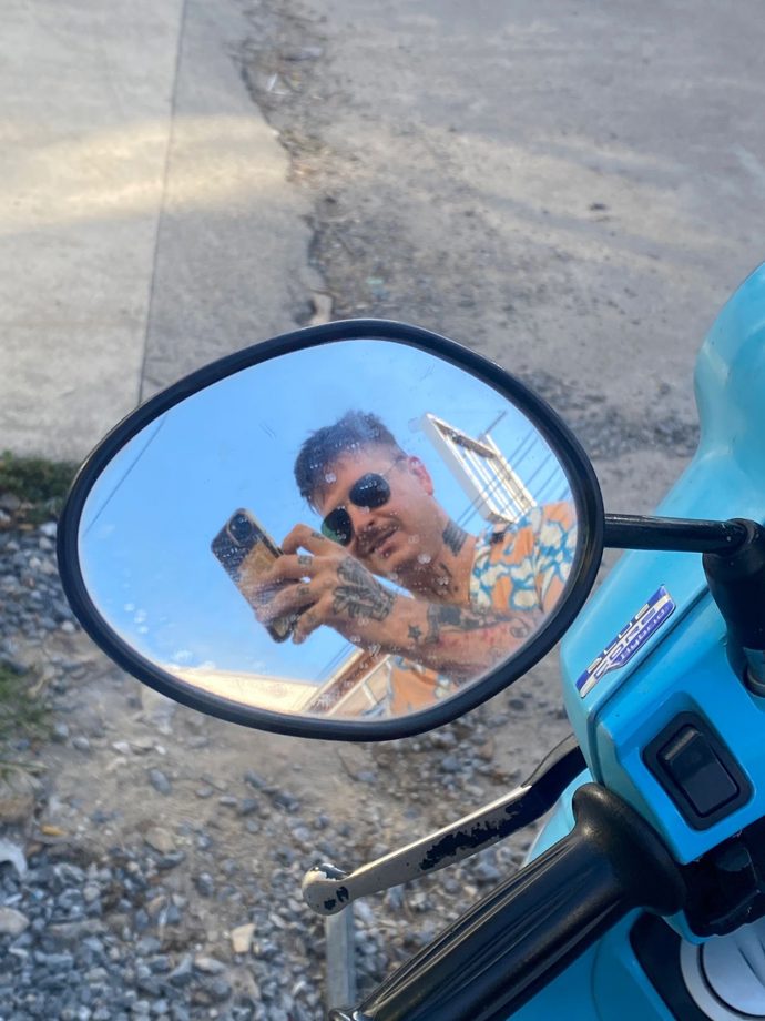 Musíte uznat, že ze zpěváka je teď velký fešák. 