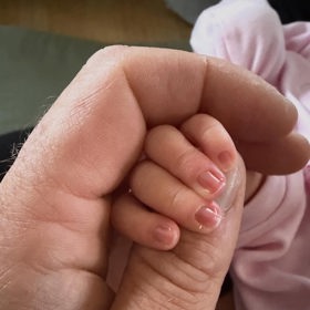 Jakub Vágner ukázal ručičky své druhé dcery.