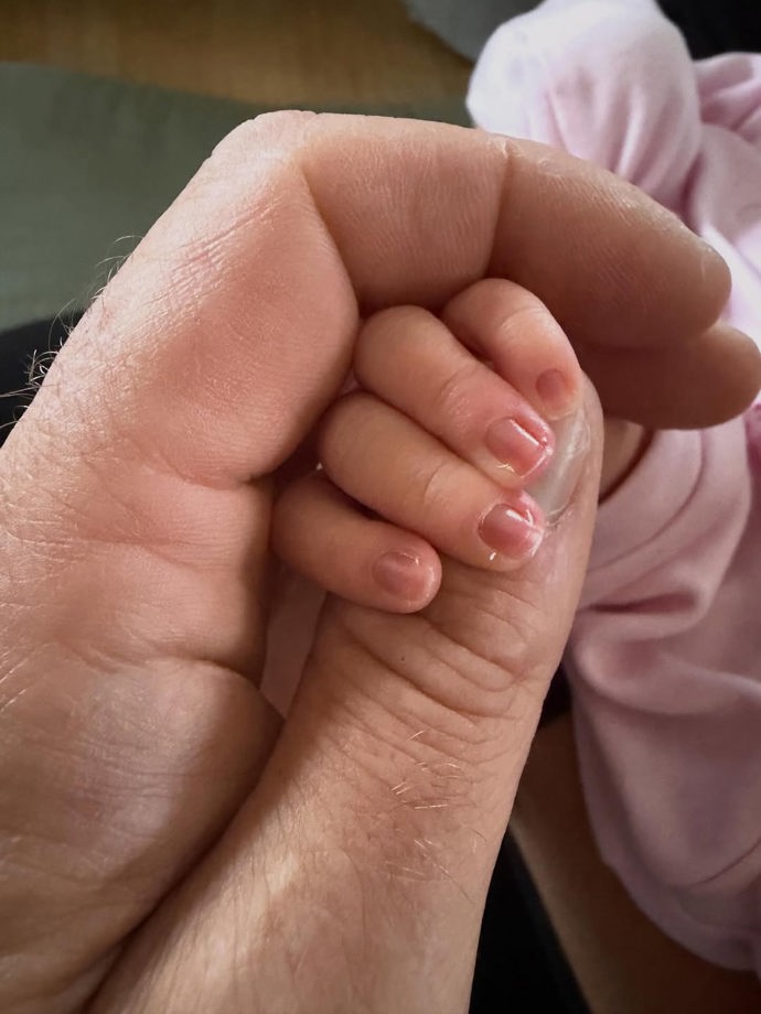 Jakub Vágner ukázal ručičky své druhé dcery.