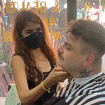 Zpěvák kapely Rybičky 48 si nechal oholit vousy. 