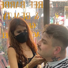 Zpěvák kapely Rybičky 48 si nechal oholit vousy. 