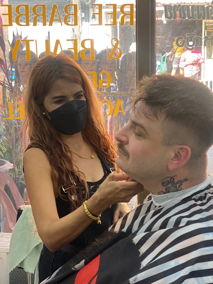 Zpěvák kapely Rybičky 48 si nechal oholit vousy. 