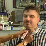 Na dovolené se rozhodl razantně změnit svoji image. 