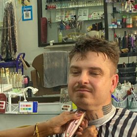 Na dovolené se rozhodl razantně změnit svoji image. 