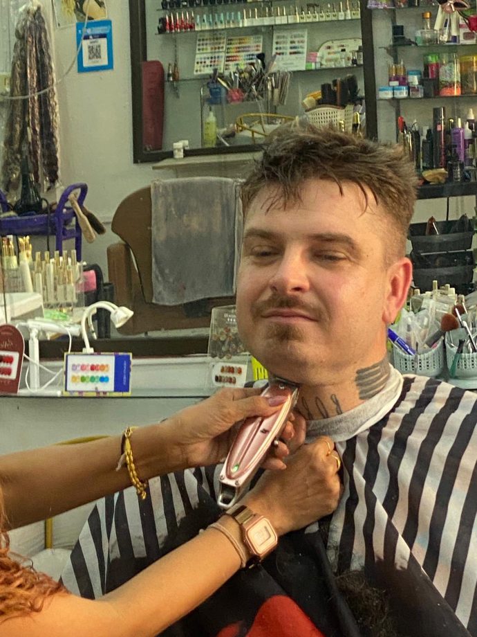 Na dovolené se rozhodl razantně změnit svoji image. 