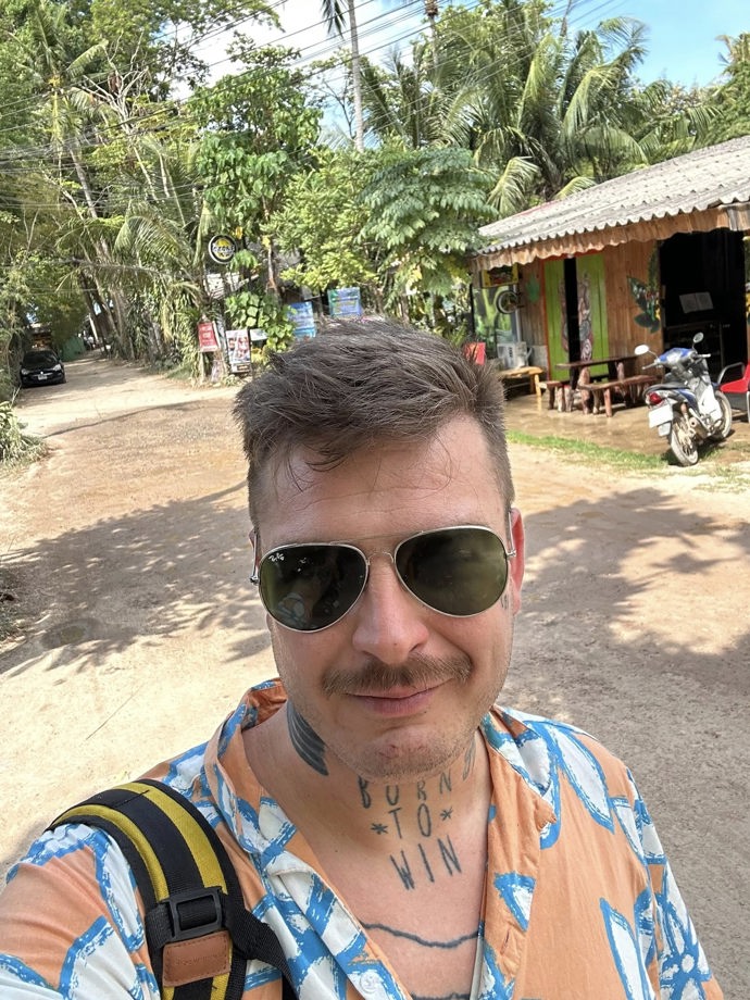 Říká, že v poslední době přestal lpět na věcech a díky tomu je mnohem šťastnější. 