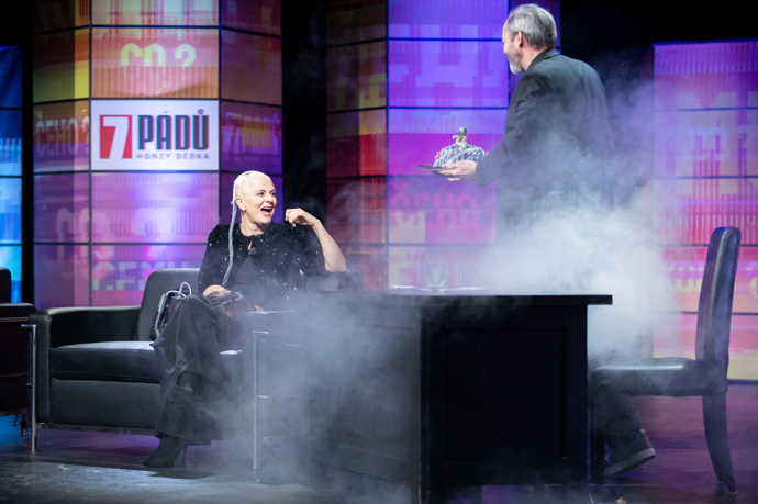 Laďka Něrgešová dostala dort.