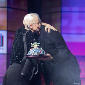 Laďka Něrgešová v 7 Pádech Honzy Dědka dostala k narozeninám dort.