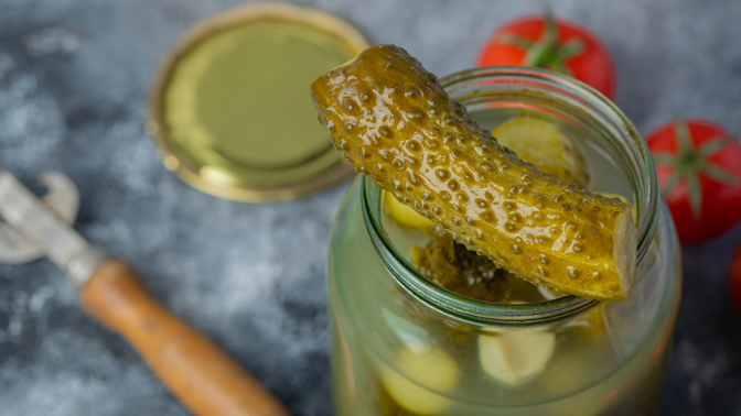 Lák od okurek: přehlížený pomocník při nočních křečích