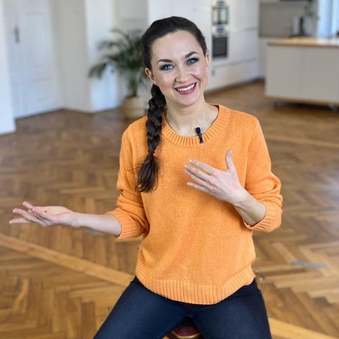 Kristýna Ostratická vařila 13 let na obrazovce TV Nova, dnes se věnuje vlastním projektům spojeným se zdravou výživou. 