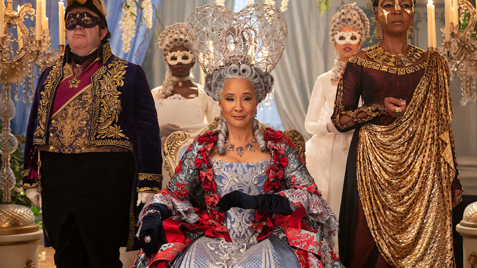 Ve čtvrté sérii seriálu Bridgertonovi nesmí chybět komplexní postava královny Charlotte.