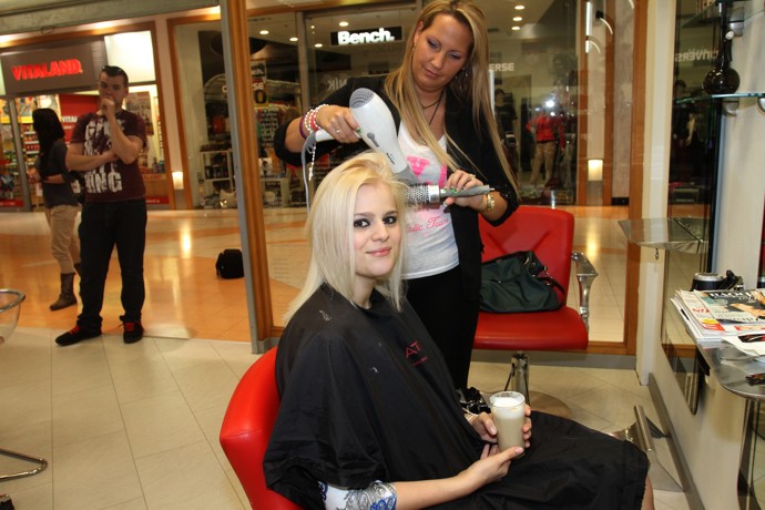 Pravidelná zátěž vlasům rozhodně neprospívala. 