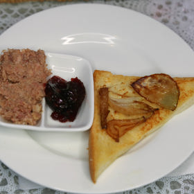 Toast s vídeňskou cibulkou.