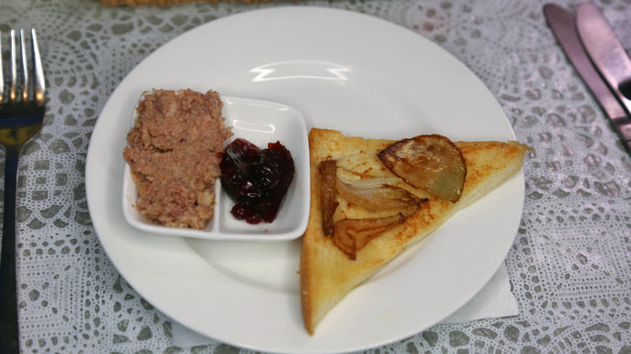 Toast s vídeňskou cibulkou.