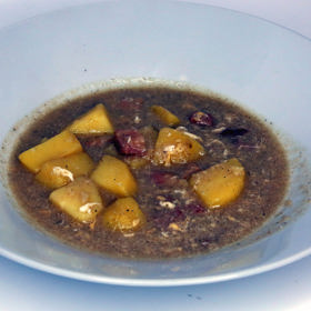 Petr si pro hosty připraví polévku česnečku.