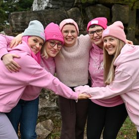 Tvrdí, že už nic není jako dřív, ale to nutně neznamená, že je to horší. V boji s nemocí, ale i návratem do života jí pomohly členky organizace Bellis, sdružující mladé ženy s rakovinou prsu (Hanka stojí vlevo).