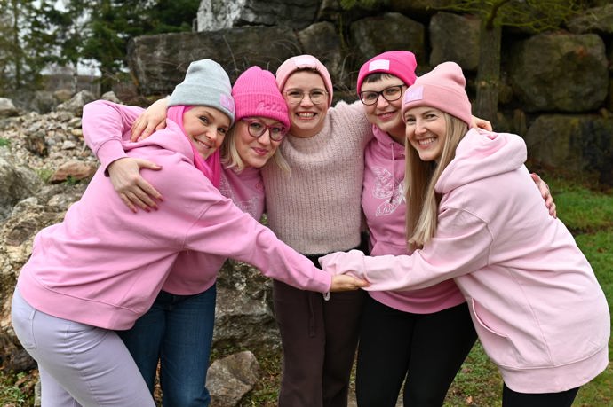 Tvrdí, že už nic není jako dřív, ale to nutně neznamená, že je to horší. V boji s nemocí, ale i návratem do života jí pomohly členky organizace Bellis, sdružující mladé ženy s rakovinou prsu (Hanka stojí vlevo).