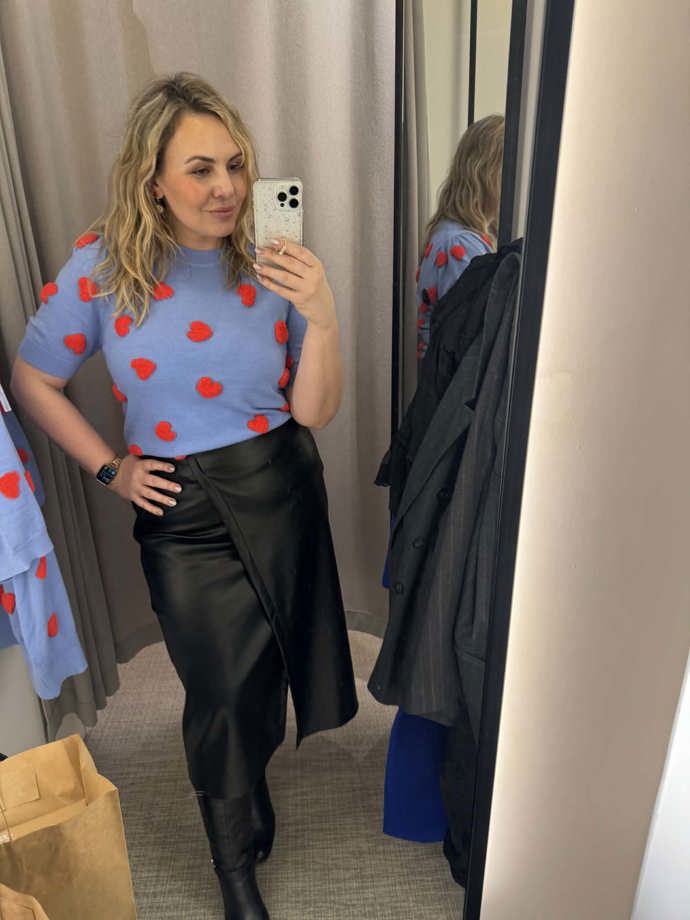 Na módní lov do obchodů vyrazila šéfredaktorka Lifee Kristina. Do oka jí padl třeba tento trendy svetřík s krátkým rukávem a roztomilým srdíčkovým motivem.