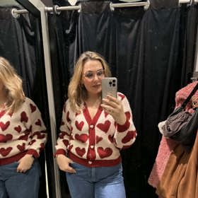 Na své si přijdou i milovnice kardiganů. Tento kousek se navíc pyšní také elegantními perlovými knoflíky.