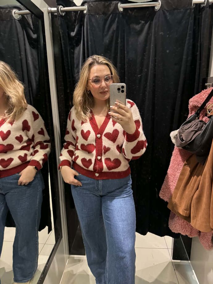 Na své si přijdou i milovnice kardiganů. Tento kousek se navíc pyšní také elegantními perlovými knoflíky.