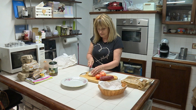 Zdeňka se v kuchyni vyzná. 