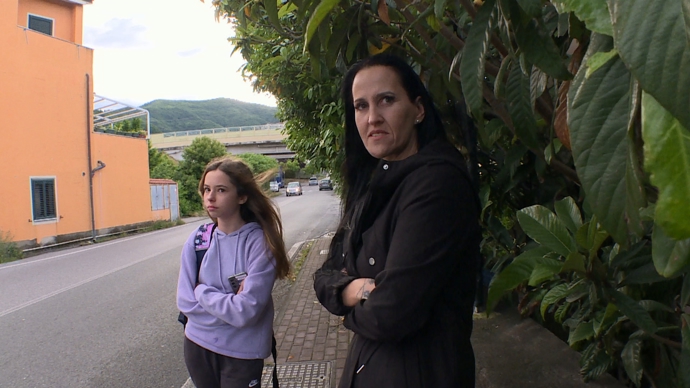 Dáša vede náhradní dceru do školy. 