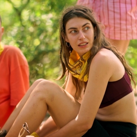 Simona je první vypadlicí z show Survivor. 