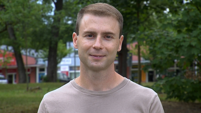 Michal pracuje v bance.