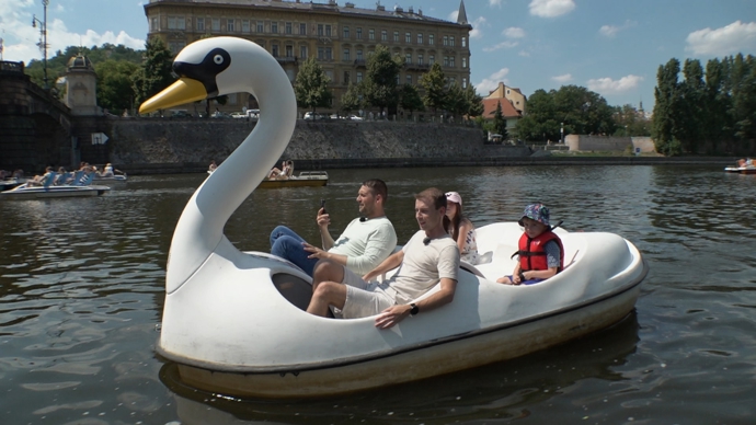 Rodinka s náhradním manželem si vyrazila na šlapací labuť na Vltavu.