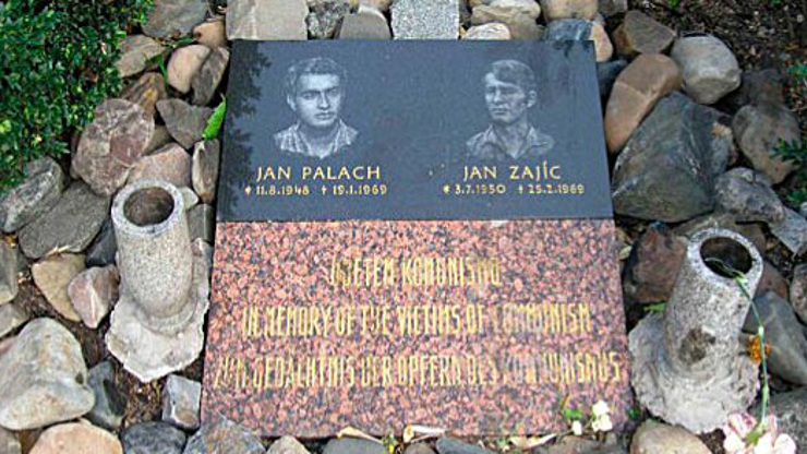 Pamětní desky Jana Palacha, Jana Zajíce a obětí komunismu.