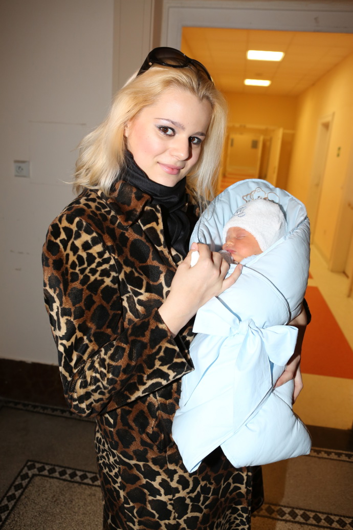 Takhle jí to slušelo v březnu 2013, když si prvorozeného syna Quentina odvážela z porodnice. 