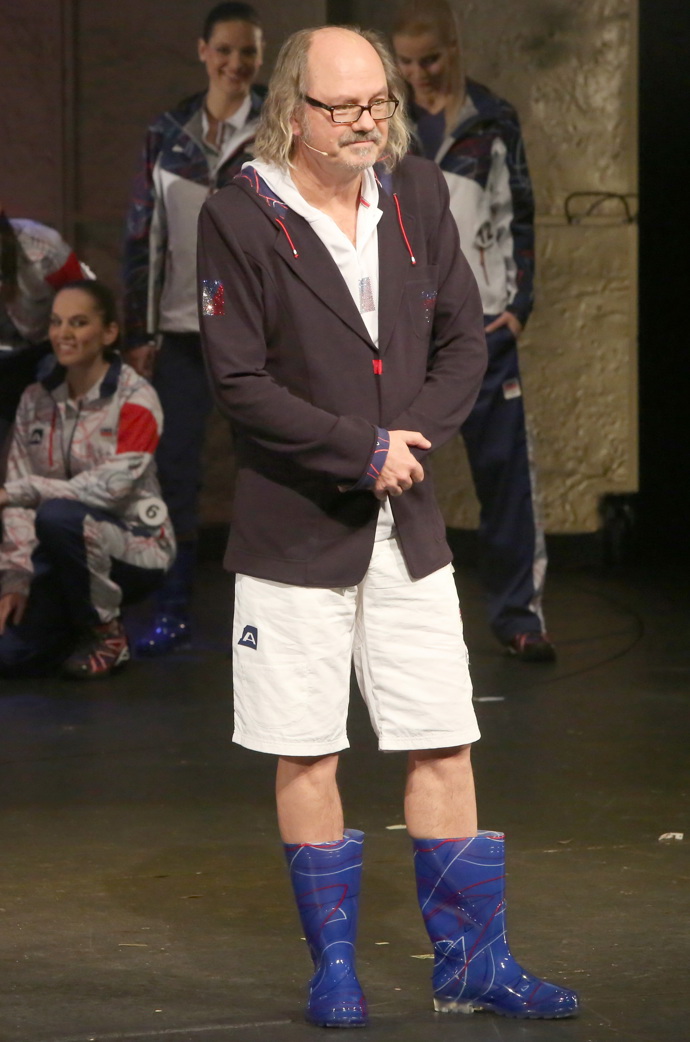 Na jevišti jsme ho mohli vidět také v bílých kraťasech a modrých holinách. 