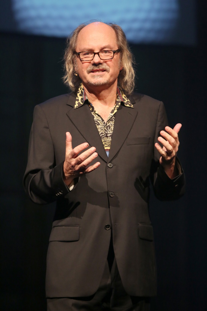 Součástí jeho outfitů jsou zkrátka barevné košile všech možných střihů. 