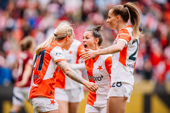 Aktuálně je Kateřina důležitou oporou ženského fotbalového týmu Slavie. 