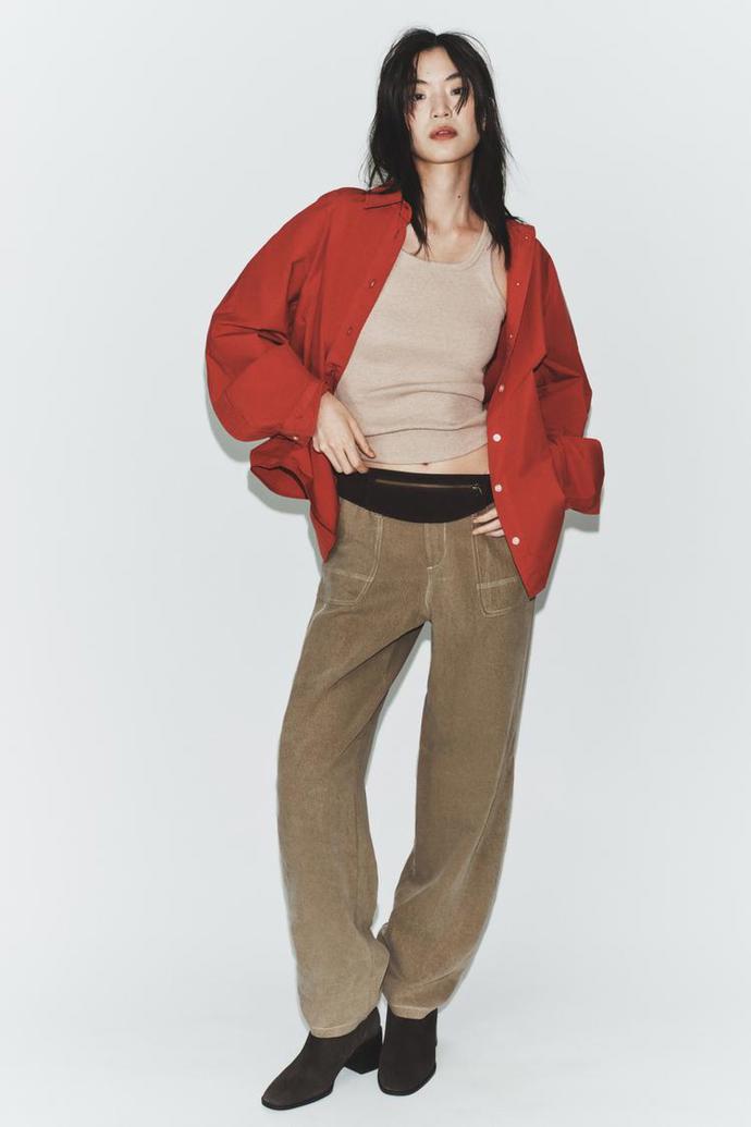 Čokoládově hnědá vypadá dobře jak se světlejšími barvami, tak i těmi výraznějšími jako je třeba červená.