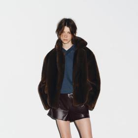 Správně zvolená obuv dodá luxusní nádech i kratším sukním a šortkám a stylově je vybalancuje.