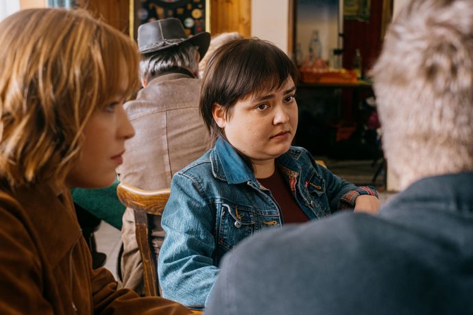 Její příchod okamžitě rozvíří vztahy mezi sourozenci.