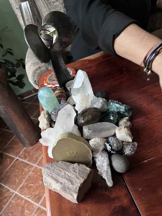 Na stole nechybí ani velké množství minerálů a jiných kamenů. 