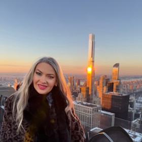 Půvabná sopranistka nevynechala ani romantickou procházku po věhlasné Páté avenue.