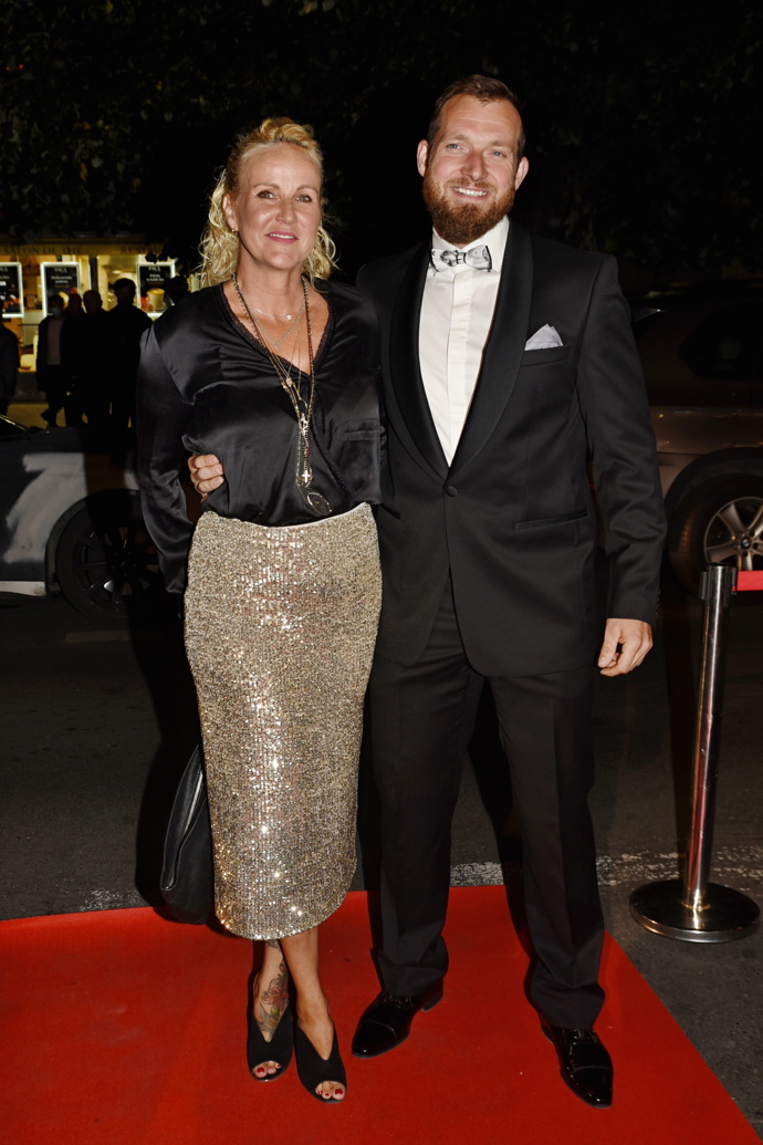 Když nosí jeden výrazný kousek, zbytek outfitu už Vendula Pizingerová nechává klidnější.