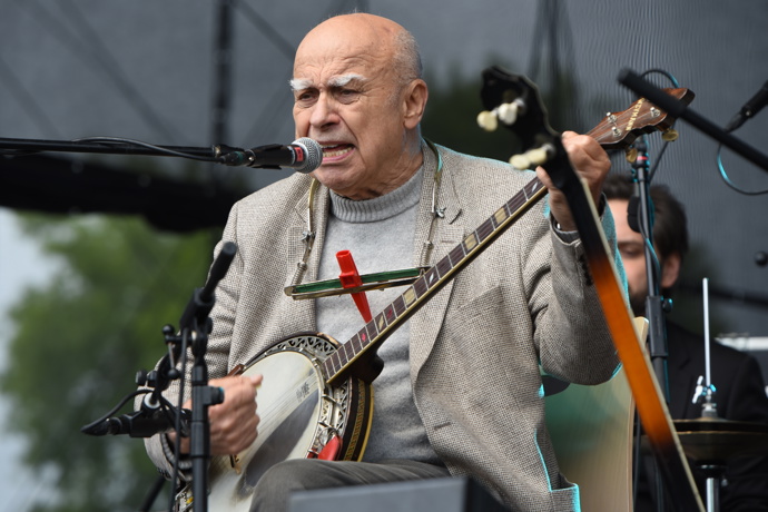 Velmi tím potěšil své vnučky.