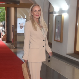 Vendule Pizingerová v šatníku nechybí kalhotové kostýmy.