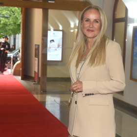 Prezidentka nadačního fondu Kapka naděje ví, že béžová patří k základům šatníku a jde o velmi lichotivý, omlazující odstín.