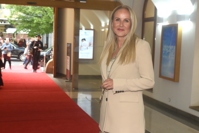 Prezidentka nadačního fondu Kapka naděje ví, že béžová patří k základům šatníku a jde o velmi lichotivý, omlazující odstín.