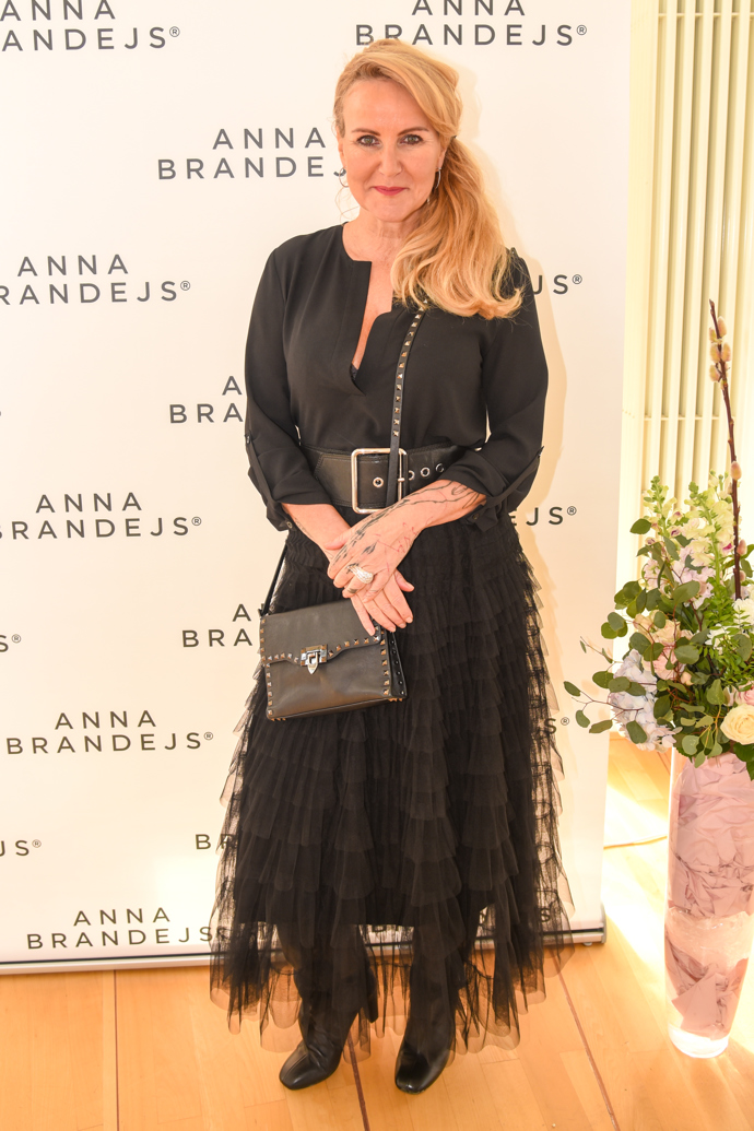 A to i na kouscích, které by jinak působily neforemně. Zároveň rozbíjejí případnou jednolitost outfitu