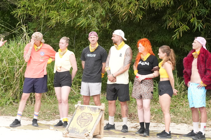 Kmen Padouchů se zasekl na tom, že má Simona skrytou imunitu.